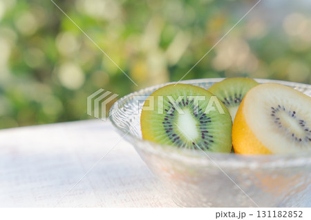 カットしたキウイ カットしたキウイ 131182852