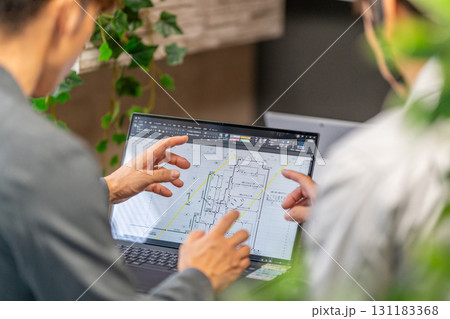 工事工程表を説明する男性一級建築士 ネットワーク工程表 工事監理 2人 工事工程表を説明する男性一級建築士 ネットワーク工程表 工事監理 2人 131183368
