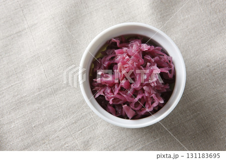 紫キャベツのザワークラウト 131183695