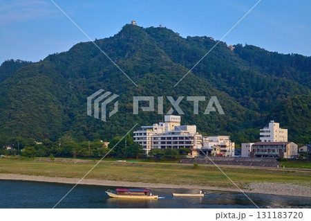 夏の岐阜県岐阜市の長良川と金華山、岐阜城方面を見る 夏の岐阜県岐阜市の長良川と金華山、岐阜城方面を見る 131183720