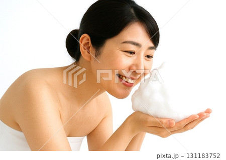 たっぷり泡で楽しく洗顔する笑顔の若い女性 美容・清潔・スキンケア たっぷり泡で楽しく洗顔する笑顔の若い女性 美容・清潔・スキンケア 131183752