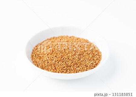 白背景にお皿に入った金ごま(生ごま) 白背景にお皿に入った金ごま(生ごま) 131183851