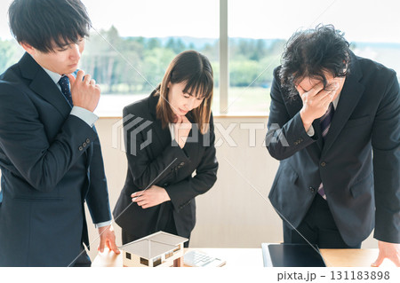 会議のテーブルで落ち込む,がっかりするビジネスマン,ビジネスウーマン 131183898