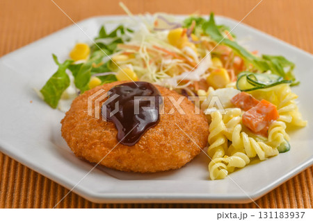 コロッケとサラダ 131183937