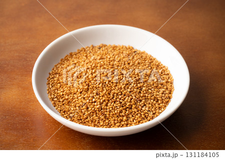 お皿に入った金ごま(生ごま) お皿に入った金ごま(生ごま) 131184105