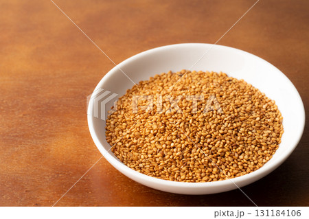 お皿に入った金ごま（生ごま） 131184106