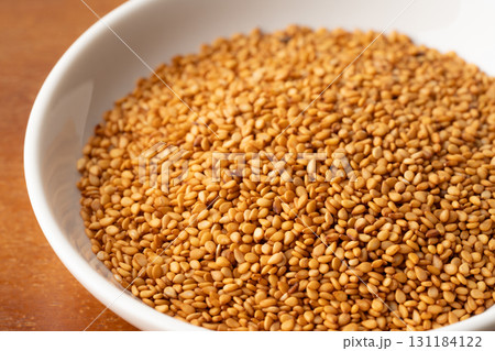お皿に入った金ごま(生ごま)のクローズアップ お皿に入った金ごま(生ごま)のクローズアップ 131184122