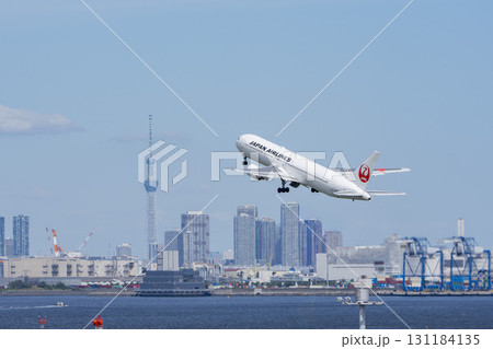 羽田空港の風景 離陸中の飛行機と東京スカイツリー 東京都大田区 羽田空港の風景 離陸中の飛行機と東京スカイツリー 東京都大田区 131184135