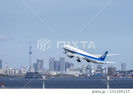 羽田空港の風景 離陸中の飛行機と東京スカイツリー 東京都大田区 羽田空港の風景 離陸中の飛行機と東京スカイツリー 東京都大田区 131184137