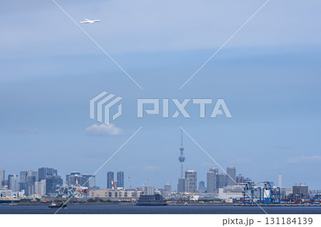 羽田空港の風景　離陸中の飛行機と東京スカイツリー　東京都大田区 131184139