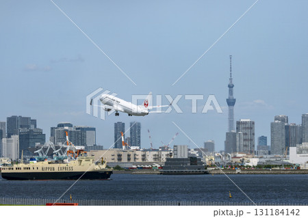 羽田空港の風景　離陸中の飛行機と東京スカイツリー　東京都大田区 131184142