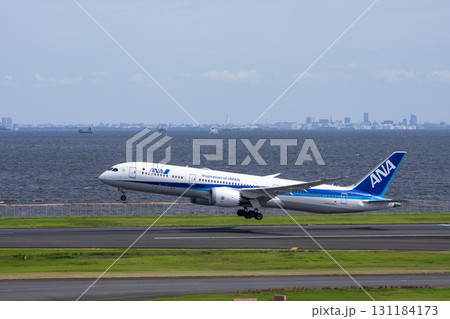 羽田空港の風景 離陸中の飛行機 東京都大田区 羽田空港の風景 離陸中の飛行機 東京都大田区 131184173