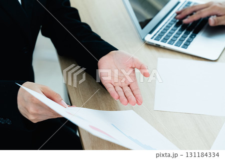 ミーティングをする2人のビジネスマン ミーティングをする2人のビジネスマン 131184334