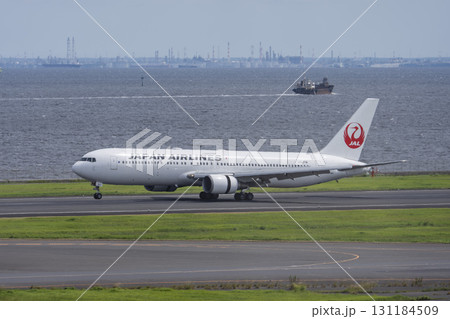 羽田空港の風景　着陸した飛行機　東京都大田区 131184509