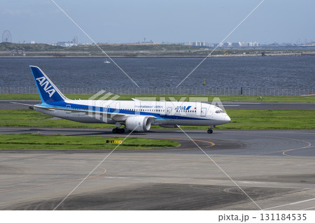 羽田空港の風景　タキシング中の飛行機　東京都大田区 131184535