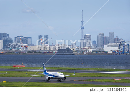 羽田空港の風景　タキシング中の飛行機と東京スカイツリー　東京都大田区 131184562