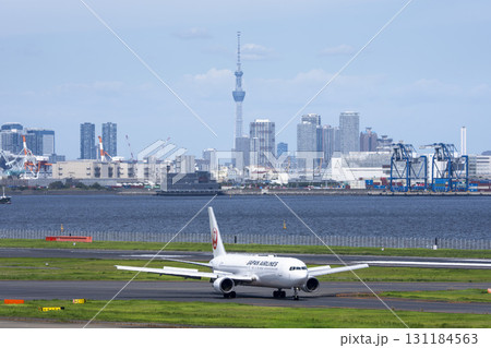 羽田空港の風景 タキシング中の飛行機と東京スカイツリー 東京都大田区 羽田空港の風景 タキシング中の飛行機と東京スカイツリー 東京都大田区 131184563