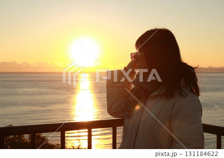 海を眺める女性 海を眺める女性 131184622
