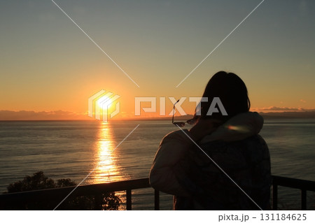 海を眺める女の子 海を眺める女の子 131184625