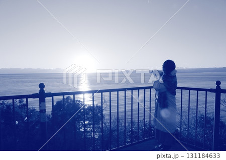駿河湾の海の夕陽と一人旅女性のシルエット 131184633