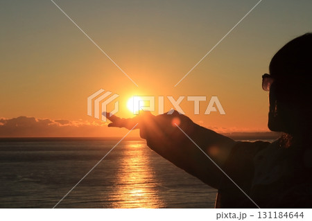 海に沈む夕日を掌に載せて 131184644