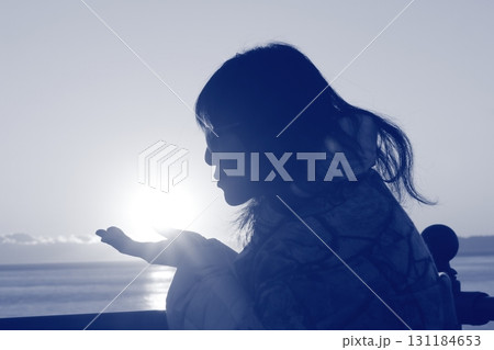 夕日に照らされる女性 夕日に照らされる女性 131184653