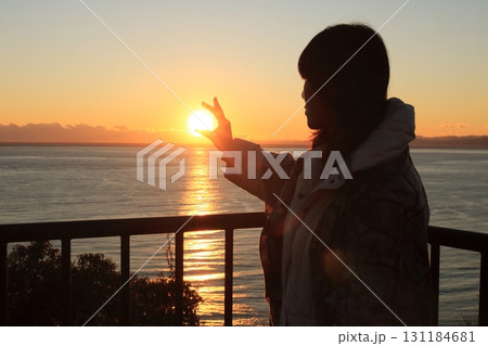 夕日を眺める女性 夕日を眺める女性 131184681