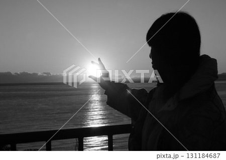 海を眺める人 131184687
