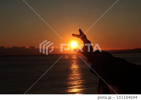 夕日に向かって 131184694