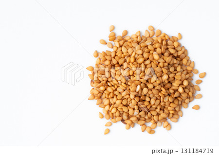 白背景に金ごま（生ごま） 131184719