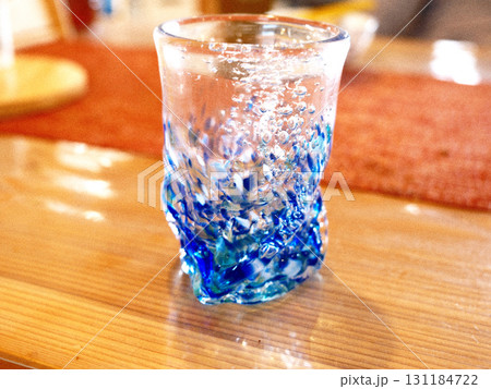 気泡が入った青い琉球グラス 131184722