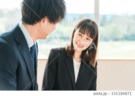 笑顔で部下のビジネスマンに接する中年のビジネスウーマン(マネジメント,育成,理想の上司) 笑顔で部下のビジネスマンに接する中年のビジネスウーマン(マネジメント,育成,理想の上司) 131184871