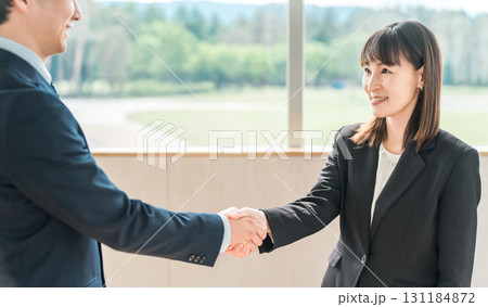 企業のオフィス・会議室で握手をして契約を結ぶビジネスウーマン 131184872