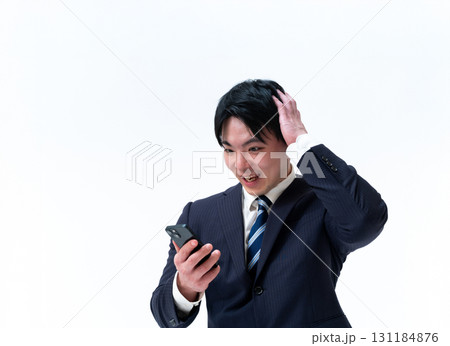スマホをみる若手ビジネスマン スマホをみる若手ビジネスマン 131184876