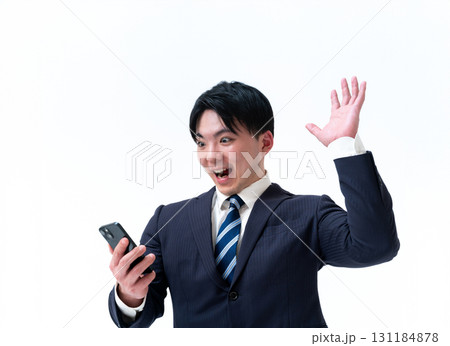 スマホをみる若手ビジネスマン スマホをみる若手ビジネスマン 131184878