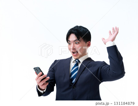 スマホをみる若手ビジネスマン スマホをみる若手ビジネスマン 131184879