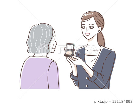 シニアの女性に化粧品を紹介するビューティーアドバイザーのイラスト素材 131184892