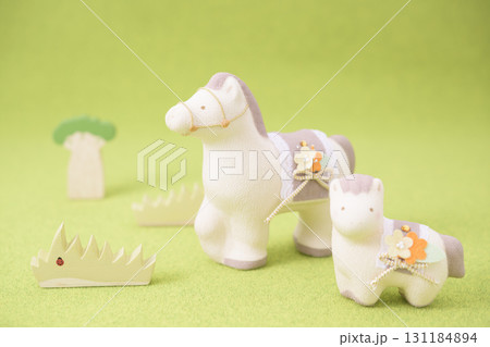 干支 かわいい馬の親子（被写界深度が浅いバージョン） 131184894