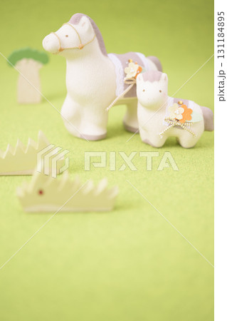 干支 かわいい馬の親子(被写界深度が浅いバージョン) 干支 かわいい馬の親子(被写界深度が浅いバージョン) 131184895