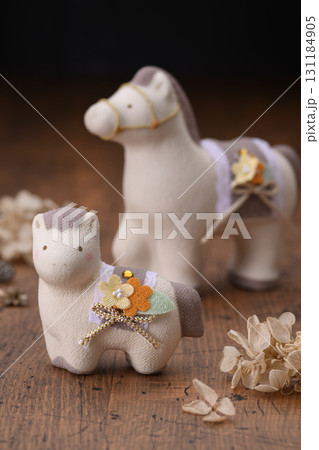 かわいい馬の親子(干支 午年イメージ) かわいい馬の親子(干支 午年イメージ) 131184905