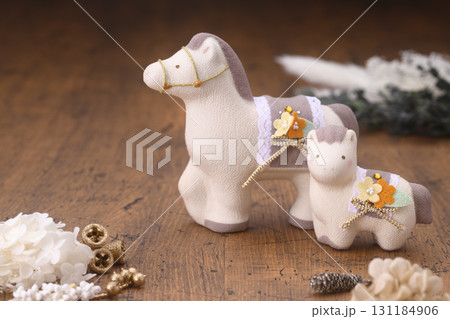 干支 かわいい馬の親子（ソフトフィルターバージョン） 131184906