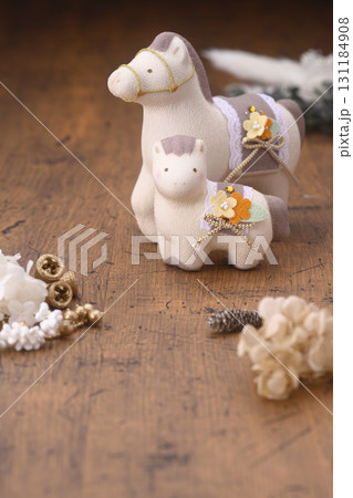 干支 かわいい馬の親子（ソフトフィルターバージョン） 131184908