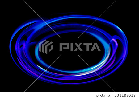 黒バックの背景の中に光る青色のリング 131185018