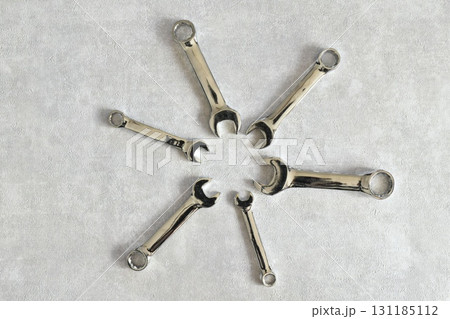 円状に並んだ工具　スパナ 131185112