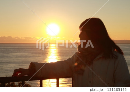 夕日を眺める女性 131185153