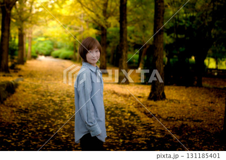 <素材>紅葉のイチョウ並木を観光する女性 <素材>紅葉のイチョウ並木を観光する女性 131185401