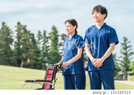 公園・屋外にいる医療スタッフ,看護師,医療従事者の男女 公園・屋外にいる医療スタッフ,看護師,医療従事者の男女 131185523