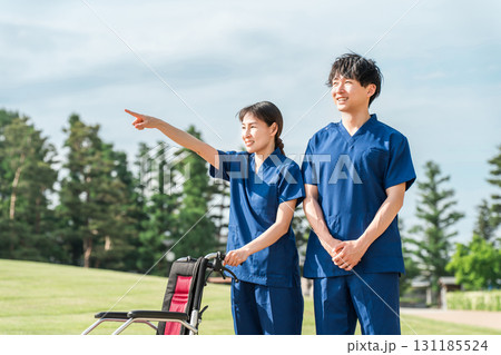 公園・屋外にいる医療スタッフ,看護師,医療従事者の男女 131185524