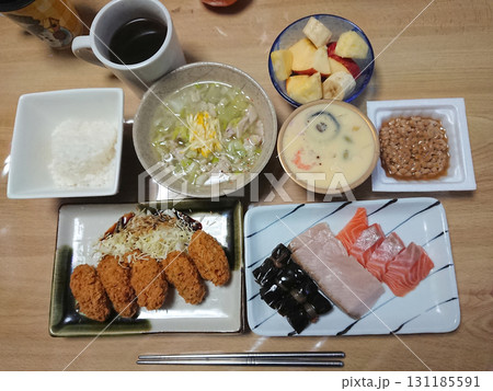 Fried oyster set meal / 冬の味覚，冬の定番メニュー　カキフライの定食セット 131185591