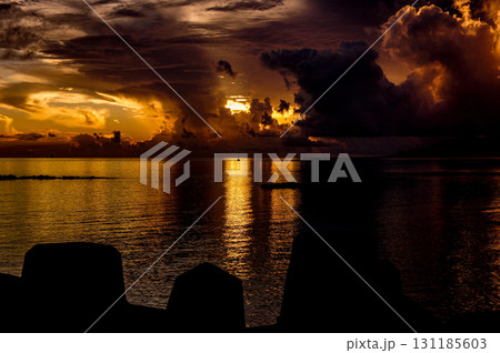<素材>夏の雨の夕暮れの海の風景 <素材>夏の雨の夕暮れの海の風景 131185603